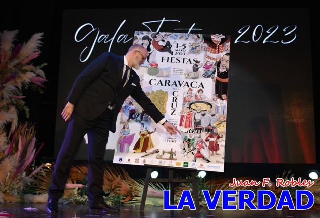 La Gala Festera abrió anoche de par la «prefiesta» de Caravaca. El Moro del Año, José Antonio González Alcázar; la Cristiana del Año, Miriam Castillo Soria; el Caballista del Año, Pedro Salcedo Rodríguez; y la Cofrade del Año, Fina Caro Martínez, recibieron sus respectivos galardones y la familia de José Emilio Martínez Martínez, recientemente fallecido, recibió el cariño de un público entregado que manifestó con su ovación el reconocimiento a una vida entregada para engrandecer la fiesta caravaqueña. La banda de música interpretó, en su honor, la marcha «Amigo Emilio», del compositor Ignacio Sánchez Navarro.