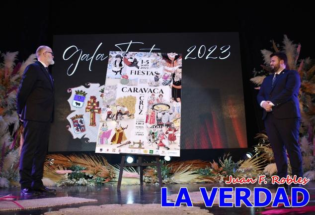 La Gala Festera abrió anoche de par la «prefiesta» de Caravaca. El Moro del Año, José Antonio González Alcázar; la Cristiana del Año, Miriam Castillo Soria; el Caballista del Año, Pedro Salcedo Rodríguez; y la Cofrade del Año, Fina Caro Martínez, recibieron sus respectivos galardones y la familia de José Emilio Martínez Martínez, recientemente fallecido, recibió el cariño de un público entregado que manifestó con su ovación el reconocimiento a una vida entregada para engrandecer la fiesta caravaqueña. La banda de música interpretó, en su honor, la marcha «Amigo Emilio», del compositor Ignacio Sánchez Navarro.