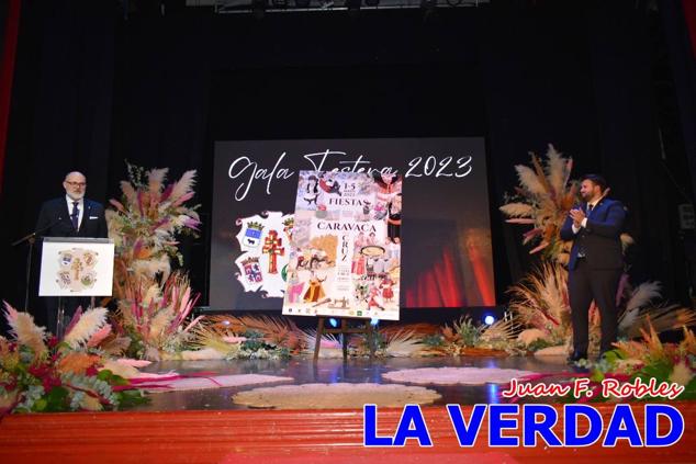 La Gala Festera abrió anoche de par la «prefiesta» de Caravaca. El Moro del Año, José Antonio González Alcázar; la Cristiana del Año, Miriam Castillo Soria; el Caballista del Año, Pedro Salcedo Rodríguez; y la Cofrade del Año, Fina Caro Martínez, recibieron sus respectivos galardones y la familia de José Emilio Martínez Martínez, recientemente fallecido, recibió el cariño de un público entregado que manifestó con su ovación el reconocimiento a una vida entregada para engrandecer la fiesta caravaqueña. La banda de música interpretó, en su honor, la marcha «Amigo Emilio», del compositor Ignacio Sánchez Navarro.