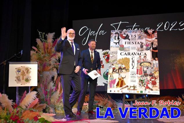 La Gala Festera abrió anoche de par la «prefiesta» de Caravaca. El Moro del Año, José Antonio González Alcázar; la Cristiana del Año, Miriam Castillo Soria; el Caballista del Año, Pedro Salcedo Rodríguez; y la Cofrade del Año, Fina Caro Martínez, recibieron sus respectivos galardones y la familia de José Emilio Martínez Martínez, recientemente fallecido, recibió el cariño de un público entregado que manifestó con su ovación el reconocimiento a una vida entregada para engrandecer la fiesta caravaqueña. La banda de música interpretó, en su honor, la marcha «Amigo Emilio», del compositor Ignacio Sánchez Navarro.