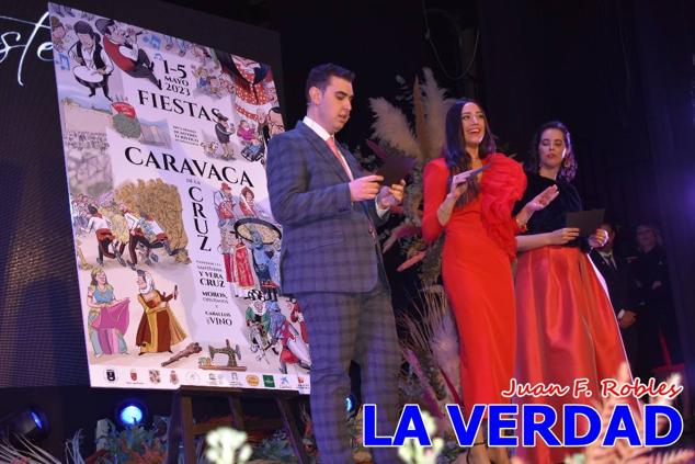 La Gala Festera abrió anoche de par la «prefiesta» de Caravaca. El Moro del Año, José Antonio González Alcázar; la Cristiana del Año, Miriam Castillo Soria; el Caballista del Año, Pedro Salcedo Rodríguez; y la Cofrade del Año, Fina Caro Martínez, recibieron sus respectivos galardones y la familia de José Emilio Martínez Martínez, recientemente fallecido, recibió el cariño de un público entregado que manifestó con su ovación el reconocimiento a una vida entregada para engrandecer la fiesta caravaqueña. La banda de música interpretó, en su honor, la marcha «Amigo Emilio», del compositor Ignacio Sánchez Navarro.