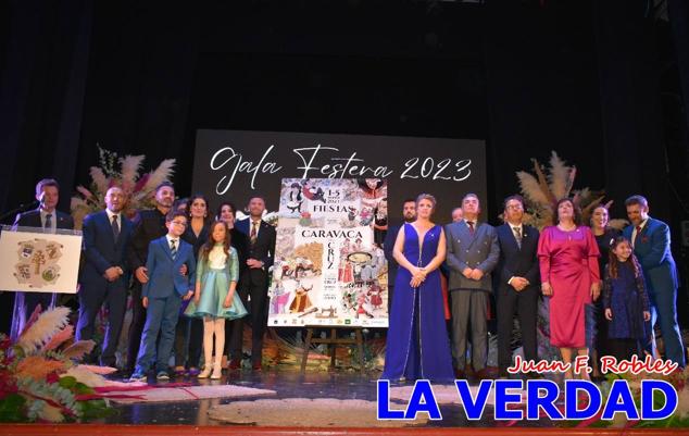 La Gala Festera abrió anoche de par la «prefiesta» de Caravaca. El Moro del Año, José Antonio González Alcázar; la Cristiana del Año, Miriam Castillo Soria; el Caballista del Año, Pedro Salcedo Rodríguez; y la Cofrade del Año, Fina Caro Martínez, recibieron sus respectivos galardones y la familia de José Emilio Martínez Martínez, recientemente fallecido, recibió el cariño de un público entregado que manifestó con su ovación el reconocimiento a una vida entregada para engrandecer la fiesta caravaqueña. La banda de música interpretó, en su honor, la marcha «Amigo Emilio», del compositor Ignacio Sánchez Navarro.
