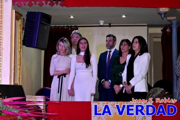 La Gala Festera abrió anoche de par la «prefiesta» de Caravaca. El Moro del Año, José Antonio González Alcázar; la Cristiana del Año, Miriam Castillo Soria; el Caballista del Año, Pedro Salcedo Rodríguez; y la Cofrade del Año, Fina Caro Martínez, recibieron sus respectivos galardones y la familia de José Emilio Martínez Martínez, recientemente fallecido, recibió el cariño de un público entregado que manifestó con su ovación el reconocimiento a una vida entregada para engrandecer la fiesta caravaqueña. La banda de música interpretó, en su honor, la marcha «Amigo Emilio», del compositor Ignacio Sánchez Navarro.