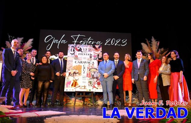 La Gala Festera abrió anoche de par la «prefiesta» de Caravaca. El Moro del Año, José Antonio González Alcázar; la Cristiana del Año, Miriam Castillo Soria; el Caballista del Año, Pedro Salcedo Rodríguez; y la Cofrade del Año, Fina Caro Martínez, recibieron sus respectivos galardones y la familia de José Emilio Martínez Martínez, recientemente fallecido, recibió el cariño de un público entregado que manifestó con su ovación el reconocimiento a una vida entregada para engrandecer la fiesta caravaqueña. La banda de música interpretó, en su honor, la marcha «Amigo Emilio», del compositor Ignacio Sánchez Navarro.