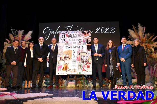 La Gala Festera abrió anoche de par la «prefiesta» de Caravaca. El Moro del Año, José Antonio González Alcázar; la Cristiana del Año, Miriam Castillo Soria; el Caballista del Año, Pedro Salcedo Rodríguez; y la Cofrade del Año, Fina Caro Martínez, recibieron sus respectivos galardones y la familia de José Emilio Martínez Martínez, recientemente fallecido, recibió el cariño de un público entregado que manifestó con su ovación el reconocimiento a una vida entregada para engrandecer la fiesta caravaqueña. La banda de música interpretó, en su honor, la marcha «Amigo Emilio», del compositor Ignacio Sánchez Navarro.