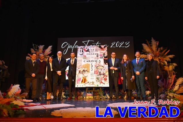 La Gala Festera abrió anoche de par la «prefiesta» de Caravaca. El Moro del Año, José Antonio González Alcázar; la Cristiana del Año, Miriam Castillo Soria; el Caballista del Año, Pedro Salcedo Rodríguez; y la Cofrade del Año, Fina Caro Martínez, recibieron sus respectivos galardones y la familia de José Emilio Martínez Martínez, recientemente fallecido, recibió el cariño de un público entregado que manifestó con su ovación el reconocimiento a una vida entregada para engrandecer la fiesta caravaqueña. La banda de música interpretó, en su honor, la marcha «Amigo Emilio», del compositor Ignacio Sánchez Navarro.