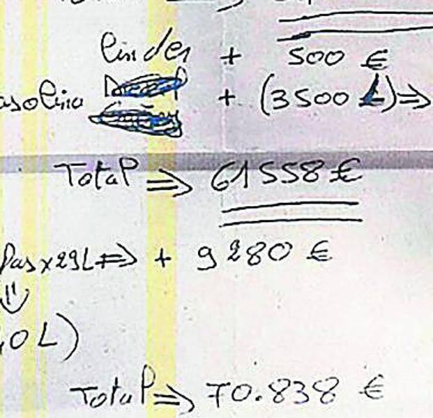 Apuntes intervenidos a uno de los presuntos traficantes.