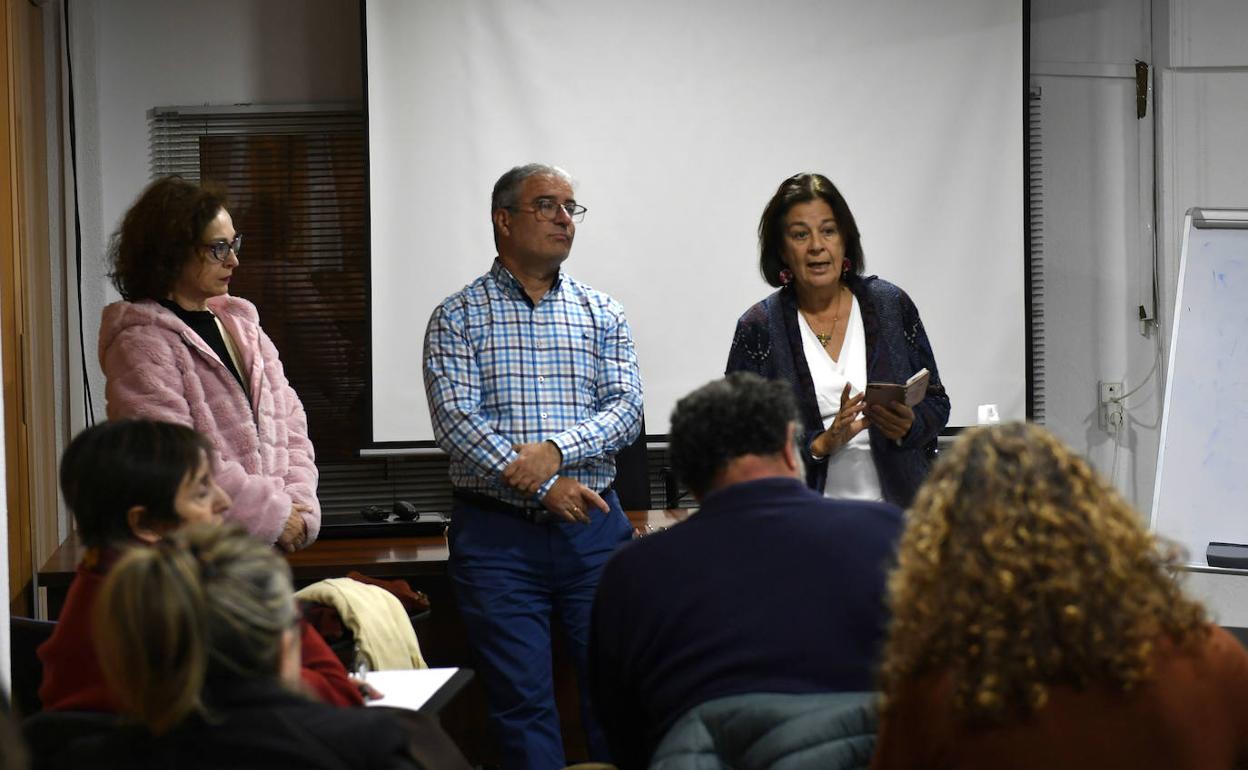 María Teresa Martín, presidenta de la Asociación de Usuarios de la Sanidad, se dirige a los asistentes a la reunión de la Marea Blanca, este lunes en el Colegio de Enfermería. 