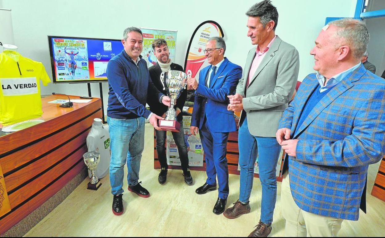 Joaquín Buendía, Fran Sánchez, Diego Sánchez, Miguel Fernández y Antonio Martínez posan con la copa que ganará el domingo el campeón del XXXII Trofeo Guerrita. 