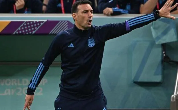 Lionel Scaloni, giving directions during the World Cup in Qatar.