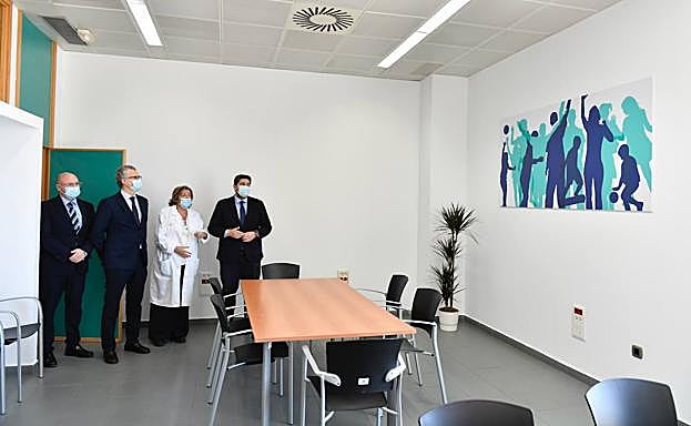 El presidente de la Comunidad, Fernando López Miras, durante una visita al nuevo centro de salud mental infanto-juvenil de El Palmar.