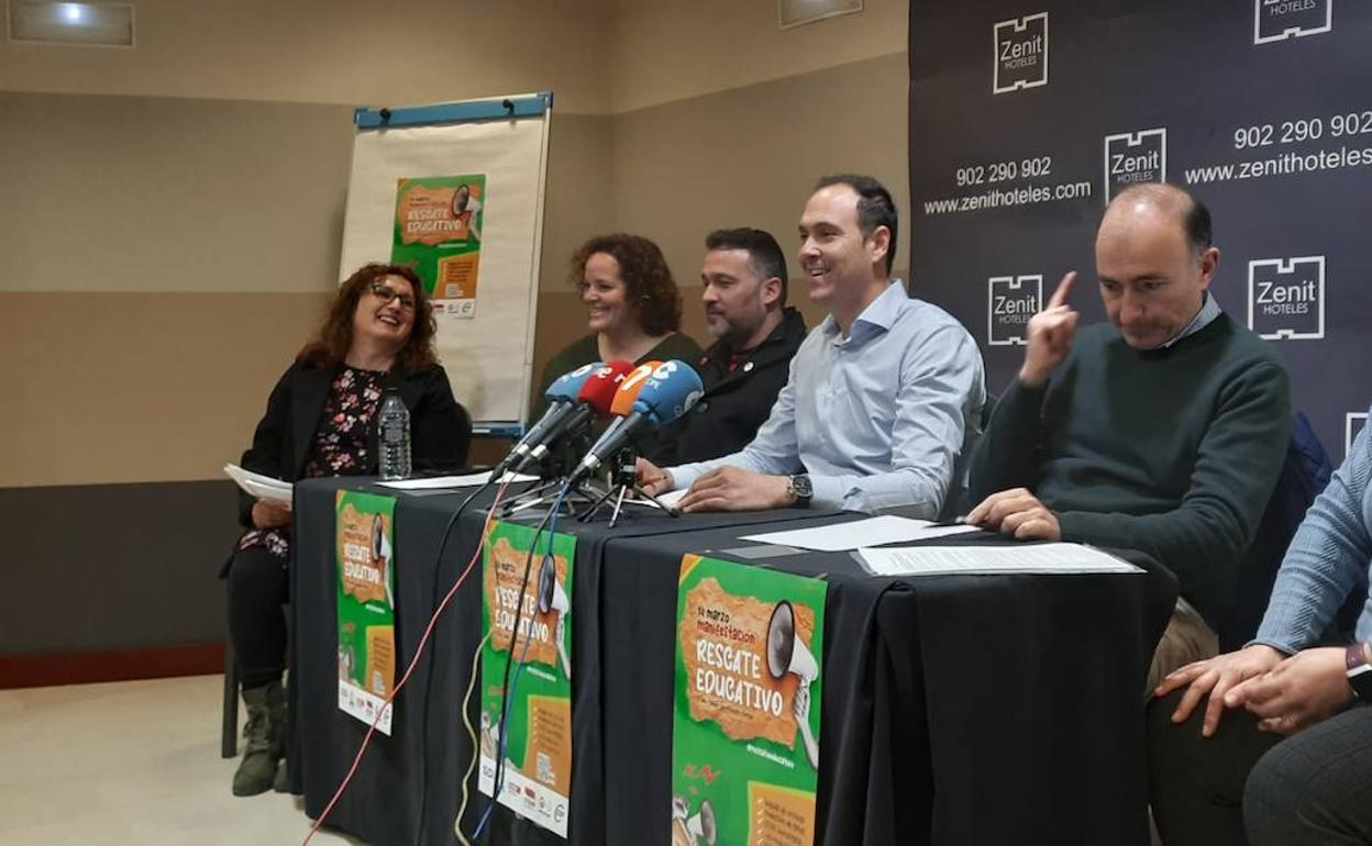 Representantes de los sindicatos educativos en rueda de prensa, este lunes.
