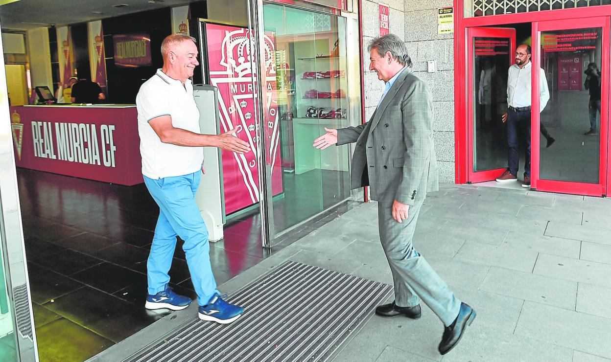 Felipe Moreno y Agustín Ramos, el pasado 28 de septiembre, a las puertas de la tienda oficial del club en el estadio Enrique Roca. 