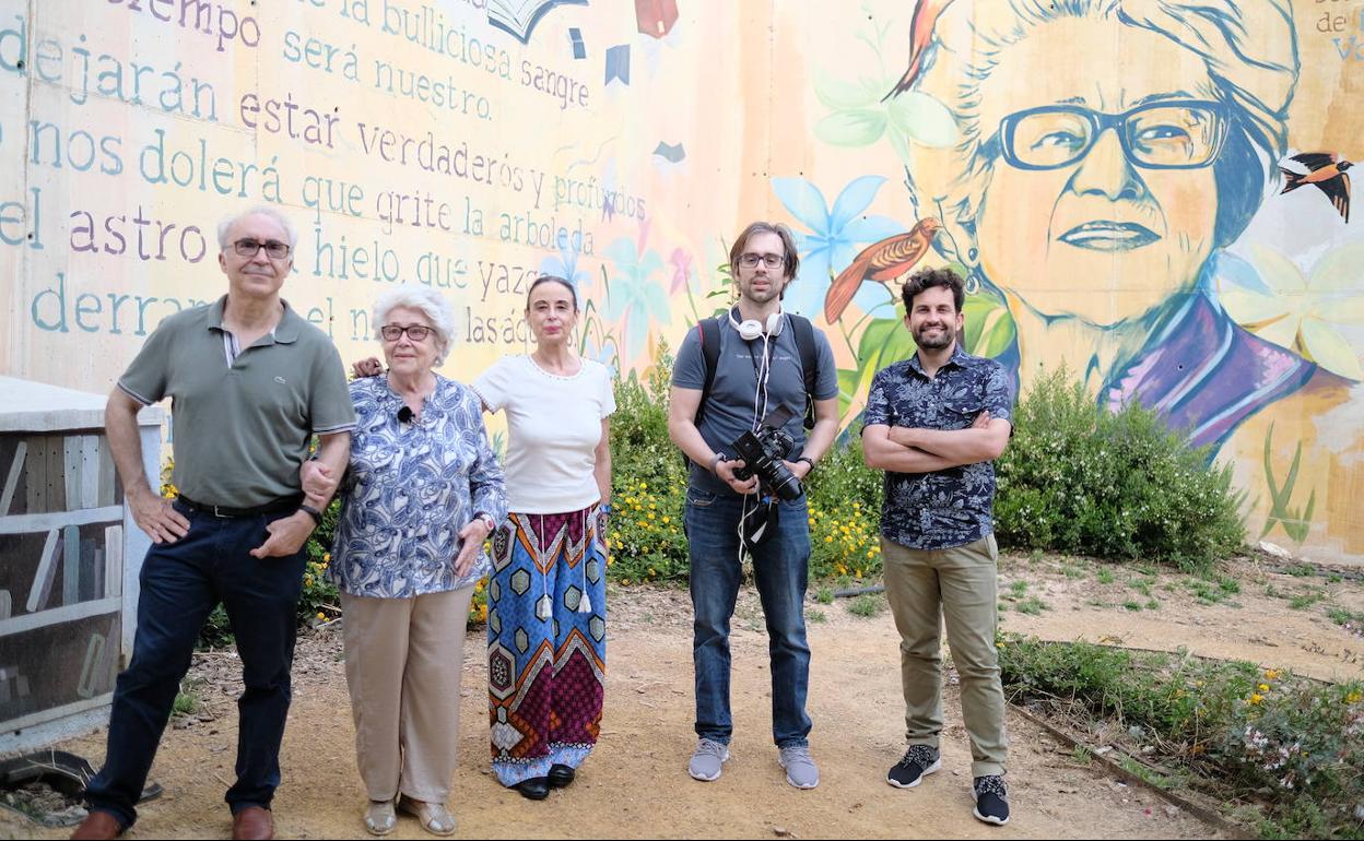 Primitivo Pérez, María Teresa Cervantes, Juana J. Marín Saura, Abel Morte y Manuel Madrid, junto al mural dedicado a la escritora en el Barrio Universitario de Cartagena. 
