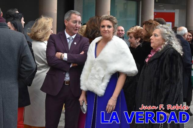 Galardonados por los colectivos festeros posan junto al autor del Cartel de Fiestas, José Manuel Puebla; el secretario general de la Comisión de Festejos, Simón Laborda; el hermano mayor de la Cofradía de la Vera Cruz, Luis Melgarejo; y el alcalde de Caravaca, José Francisco García. 