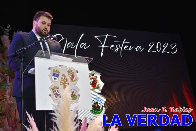 Galardonados por los colectivos festeros posan junto al autor del Cartel de Fiestas, José Manuel Puebla; el secretario general de la Comisión de Festejos, Simón Laborda; el hermano mayor de la Cofradía de la Vera Cruz, Luis Melgarejo; y el alcalde de Caravaca, José Francisco García. 