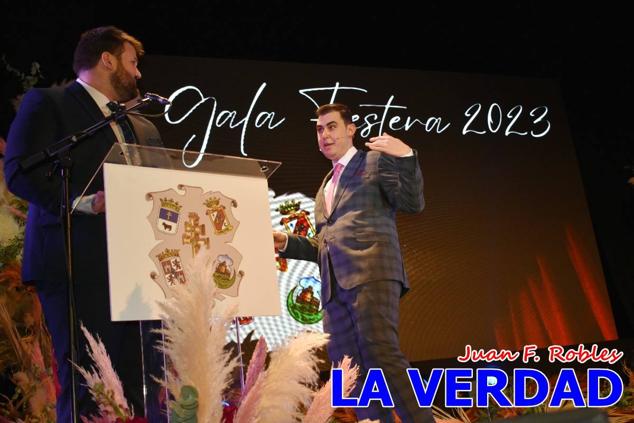 Galardonados por los colectivos festeros posan junto al autor del Cartel de Fiestas, José Manuel Puebla; el secretario general de la Comisión de Festejos, Simón Laborda; el hermano mayor de la Cofradía de la Vera Cruz, Luis Melgarejo; y el alcalde de Caravaca, José Francisco García. 