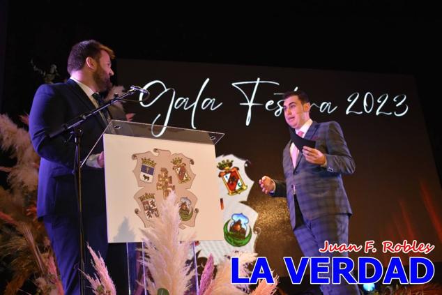 Galardonados por los colectivos festeros posan junto al autor del Cartel de Fiestas, José Manuel Puebla; el secretario general de la Comisión de Festejos, Simón Laborda; el hermano mayor de la Cofradía de la Vera Cruz, Luis Melgarejo; y el alcalde de Caravaca, José Francisco García. 