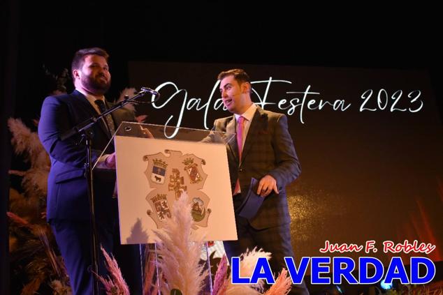 Galardonados por los colectivos festeros posan junto al autor del Cartel de Fiestas, José Manuel Puebla; el secretario general de la Comisión de Festejos, Simón Laborda; el hermano mayor de la Cofradía de la Vera Cruz, Luis Melgarejo; y el alcalde de Caravaca, José Francisco García. 