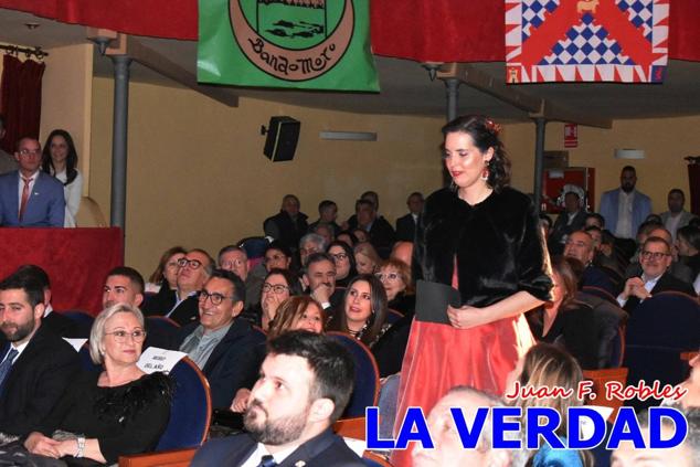 Galardonados por los colectivos festeros posan junto al autor del Cartel de Fiestas, José Manuel Puebla; el secretario general de la Comisión de Festejos, Simón Laborda; el hermano mayor de la Cofradía de la Vera Cruz, Luis Melgarejo; y el alcalde de Caravaca, José Francisco García. 