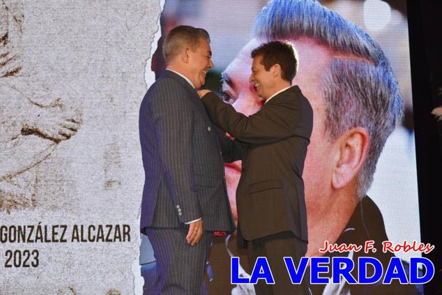 Galardonados por los colectivos festeros posan junto al autor del Cartel de Fiestas, José Manuel Puebla; el secretario general de la Comisión de Festejos, Simón Laborda; el hermano mayor de la Cofradía de la Vera Cruz, Luis Melgarejo; y el alcalde de Caravaca, José Francisco García. 