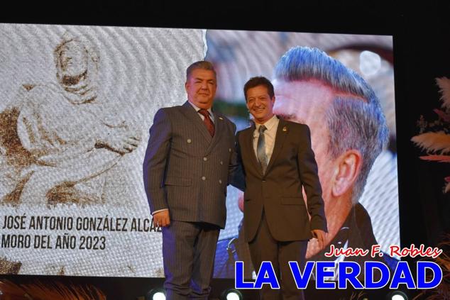 Galardonados por los colectivos festeros posan junto al autor del Cartel de Fiestas, José Manuel Puebla; el secretario general de la Comisión de Festejos, Simón Laborda; el hermano mayor de la Cofradía de la Vera Cruz, Luis Melgarejo; y el alcalde de Caravaca, José Francisco García. 
