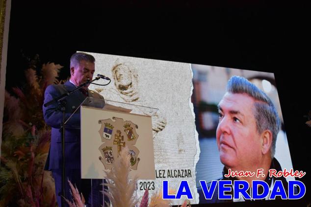 Galardonados por los colectivos festeros posan junto al autor del Cartel de Fiestas, José Manuel Puebla; el secretario general de la Comisión de Festejos, Simón Laborda; el hermano mayor de la Cofradía de la Vera Cruz, Luis Melgarejo; y el alcalde de Caravaca, José Francisco García. 
