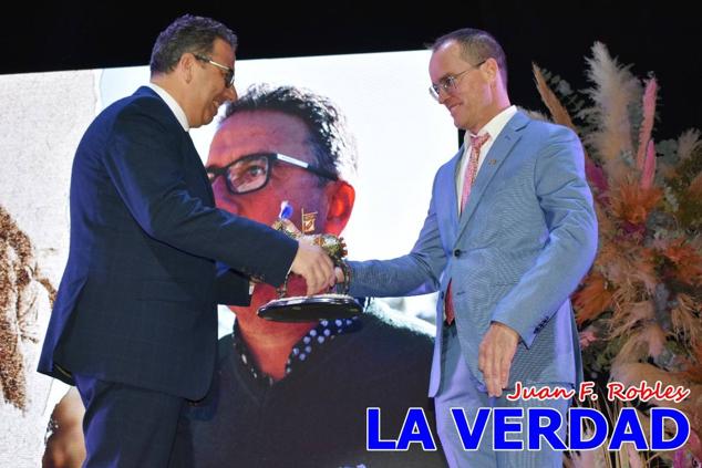 Galardonados por los colectivos festeros posan junto al autor del Cartel de Fiestas, José Manuel Puebla; el secretario general de la Comisión de Festejos, Simón Laborda; el hermano mayor de la Cofradía de la Vera Cruz, Luis Melgarejo; y el alcalde de Caravaca, José Francisco García. 