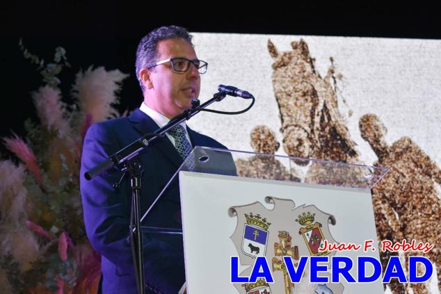 Galardonados por los colectivos festeros posan junto al autor del Cartel de Fiestas, José Manuel Puebla; el secretario general de la Comisión de Festejos, Simón Laborda; el hermano mayor de la Cofradía de la Vera Cruz, Luis Melgarejo; y el alcalde de Caravaca, José Francisco García. 