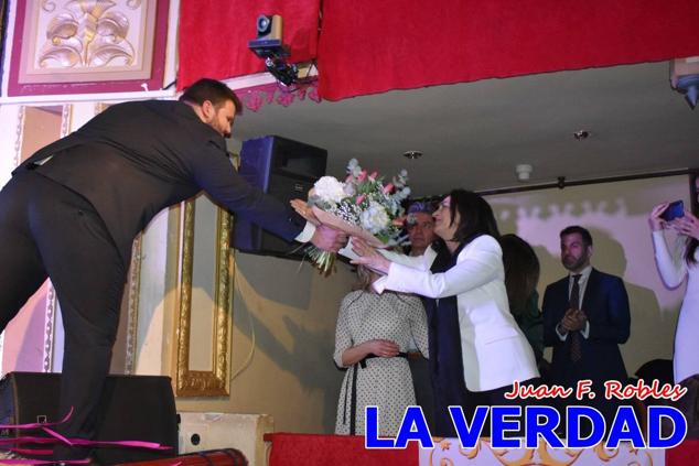 Galardonados por los colectivos festeros posan junto al autor del Cartel de Fiestas, José Manuel Puebla; el secretario general de la Comisión de Festejos, Simón Laborda; el hermano mayor de la Cofradía de la Vera Cruz, Luis Melgarejo; y el alcalde de Caravaca, José Francisco García. 
