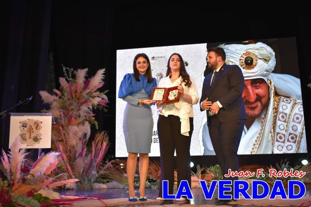 Galardonados por los colectivos festeros posan junto al autor del Cartel de Fiestas, José Manuel Puebla; el secretario general de la Comisión de Festejos, Simón Laborda; el hermano mayor de la Cofradía de la Vera Cruz, Luis Melgarejo; y el alcalde de Caravaca, José Francisco García. 
