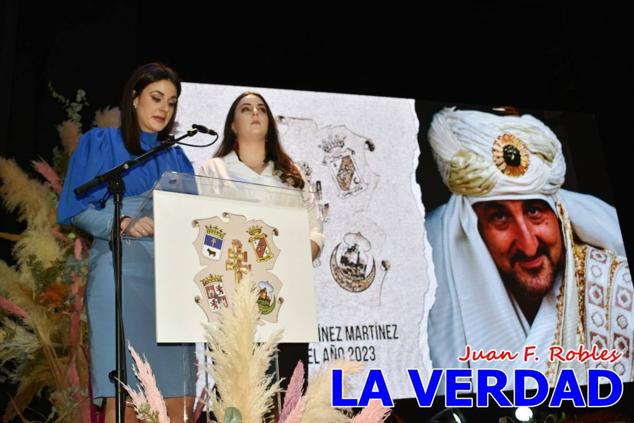 Galardonados por los colectivos festeros posan junto al autor del Cartel de Fiestas, José Manuel Puebla; el secretario general de la Comisión de Festejos, Simón Laborda; el hermano mayor de la Cofradía de la Vera Cruz, Luis Melgarejo; y el alcalde de Caravaca, José Francisco García. 