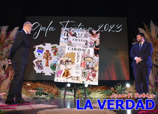 Galardonados por los colectivos festeros posan junto al autor del Cartel de Fiestas, José Manuel Puebla; el secretario general de la Comisión de Festejos, Simón Laborda; el hermano mayor de la Cofradía de la Vera Cruz, Luis Melgarejo; y el alcalde de Caravaca, José Francisco García. 