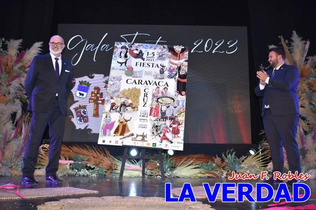 Galardonados por los colectivos festeros posan junto al autor del Cartel de Fiestas, José Manuel Puebla; el secretario general de la Comisión de Festejos, Simón Laborda; el hermano mayor de la Cofradía de la Vera Cruz, Luis Melgarejo; y el alcalde de Caravaca, José Francisco García. 