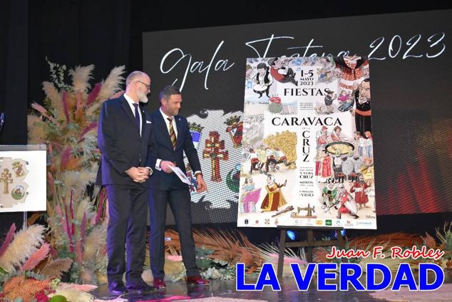 Galardonados por los colectivos festeros posan junto al autor del Cartel de Fiestas, José Manuel Puebla; el secretario general de la Comisión de Festejos, Simón Laborda; el hermano mayor de la Cofradía de la Vera Cruz, Luis Melgarejo; y el alcalde de Caravaca, José Francisco García. 