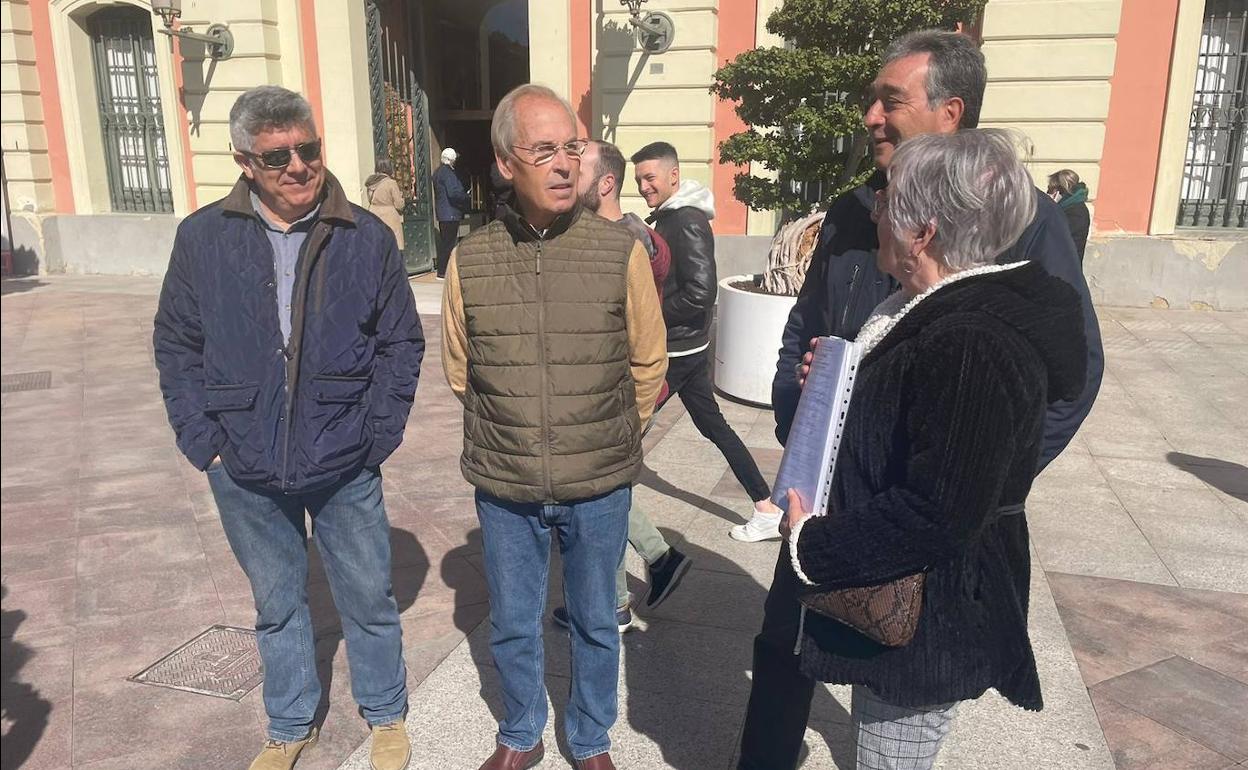 Representantes de la plataforma Espinardo Colapsado frente al Ayuntamiento de Murcia.