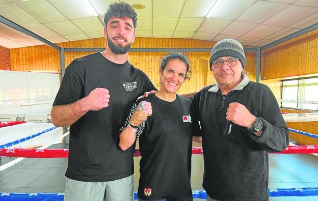 Mari Carmen Romero, en el centro, con el entrenador Ricardo Sánchez Atocha, a la derecha, y un alumno de su escuela, ayer en Madrid. 