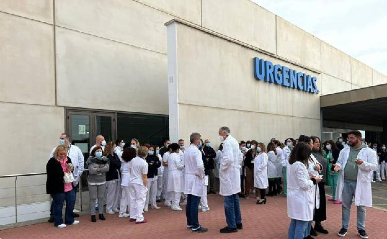 Trabajadores protestan frente a las puertas de las Urgencias del hospital de Torrevieja. 