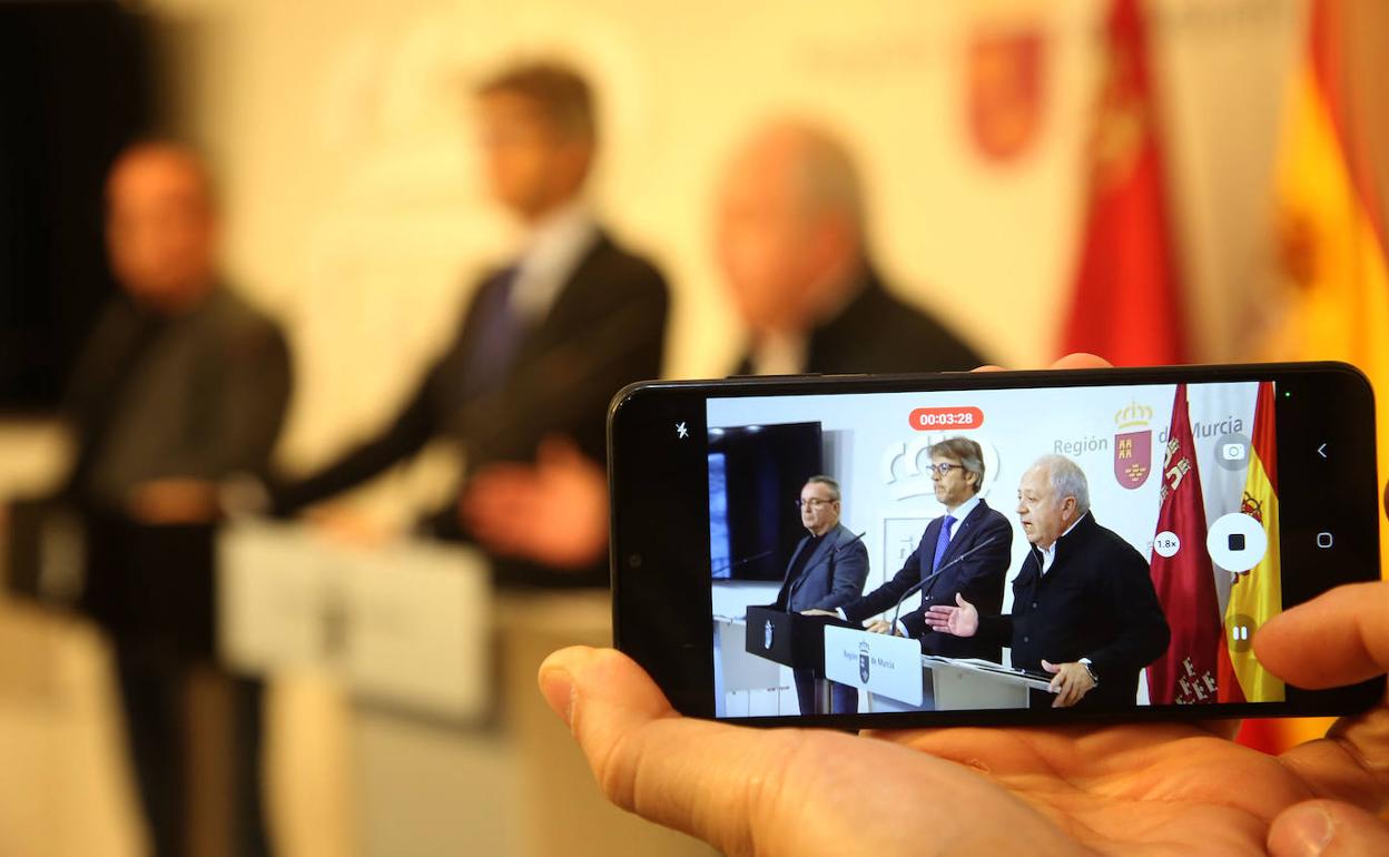 Comparecencia ante los medios de los secretarios de CC OO y UGT y del consejero de Hacienda, tras una reunión en San Esteban el pasado mes de diciembre. 