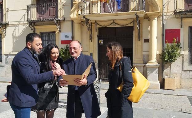 Los concejales del Partido Popular, frente al Palacio, este jueves. 