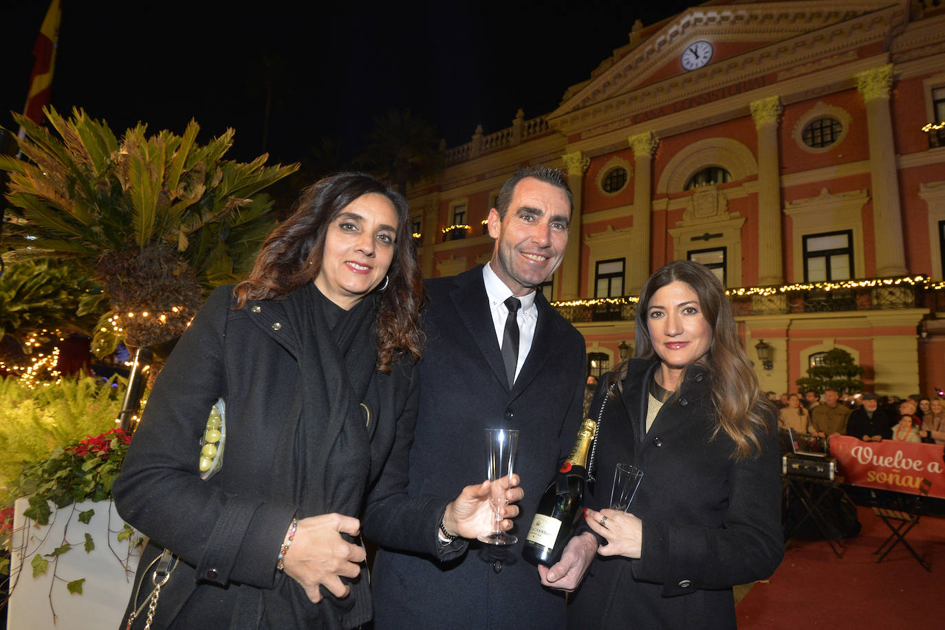 Brindis y ambiente festivo en Murcia para celebrar la Nochevieja
