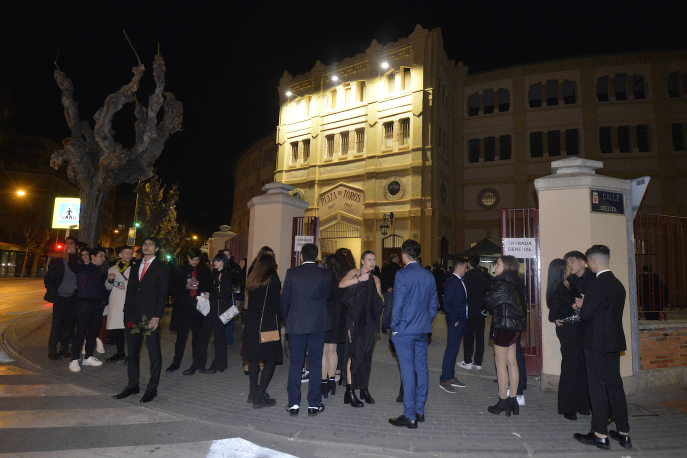 Brindis y ambiente festivo en Murcia para celebrar la Nochevieja