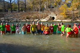 El grupo de bañistas, este lunes, en Cieza.