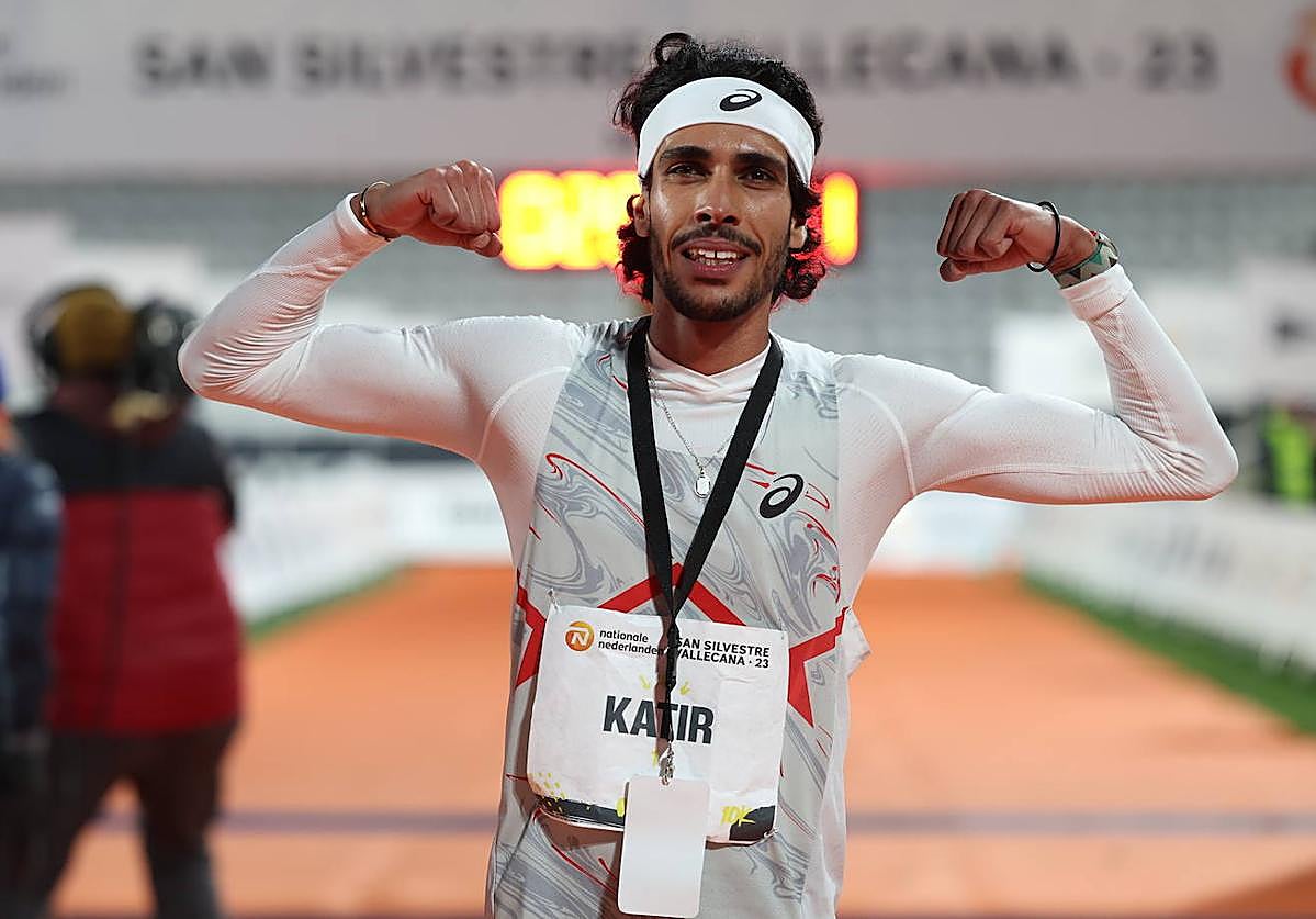 Mo Katir celebrando su segundo puesto.