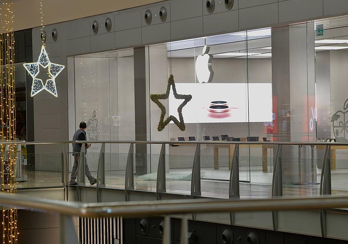 Tienda Apple de Nueva Condomina que sufrió un robo en Nochevieja.