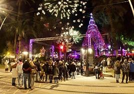 Espectadores, anoche disfrutando del disparo de pólvora.