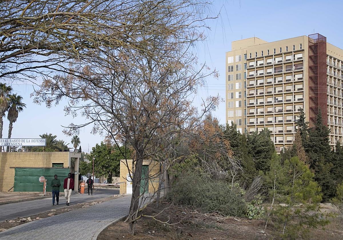 Tres jóvenes africanos salen del recinto del antiguo Hospital Naval, en la carretera de Tentegorra.