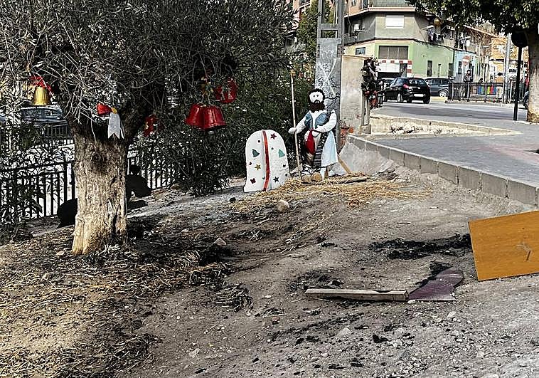 Restos del belén tras el incendio.