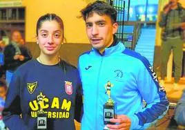 Rocío Morote y Samuel Rodríguez posan con sus trofeos.