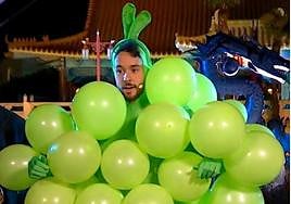 TheGrefg, vestido de racimo de uva.